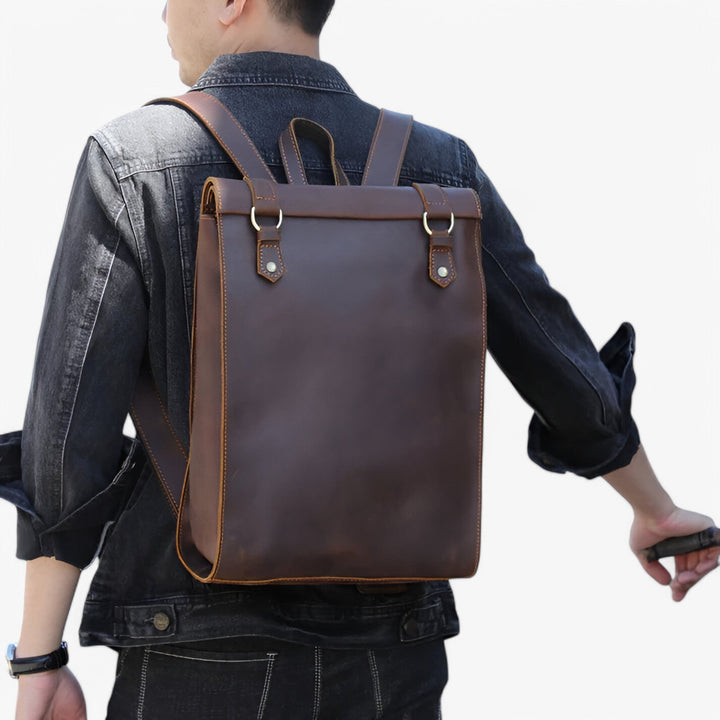 Zaino uomo versatile marrone stile caffè, perfetto per uso quotidiano, lavoro o viaggio.
