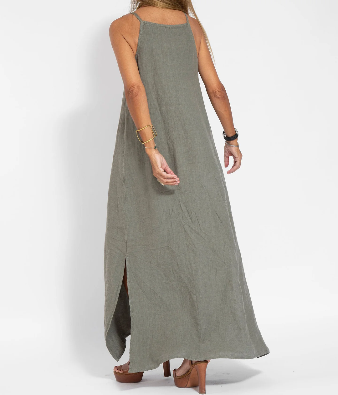 Maxi abito estivo bianco da donna. Vestito lungo senza maniche con scollo all'americana, moda elegante e casual.