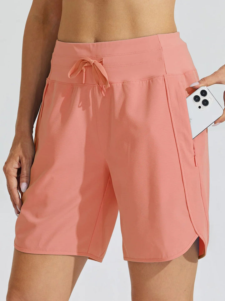 Shorts sportivi donna rossi vita alta, perfetti per una sessione di yoga o un pomeriggio in spiaggia.