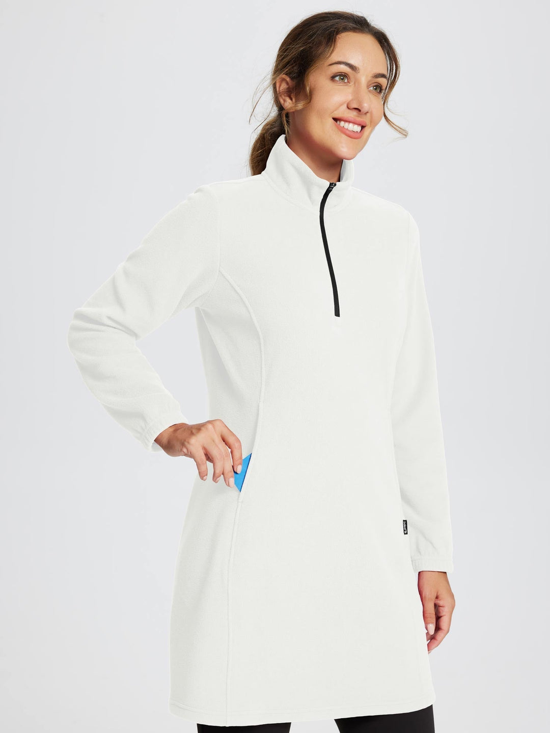 Tunica invernale da donna con mezza zip, collo alto e tasca frontale. Vestito comodo e versatile.