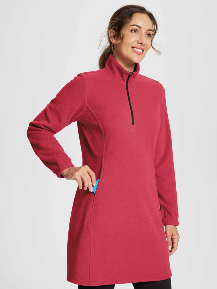 Vestito donna invernale con collo alto e mezza zip. Tunica casual con tasca. Moda pratica.