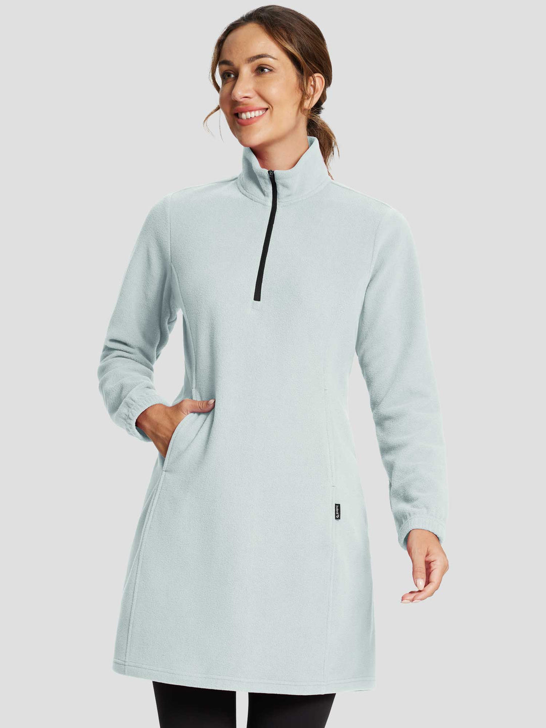 Abito donna invernale versatile. Mezza zip, collo alto e tasca. Tunica comoda per ogni occasione.