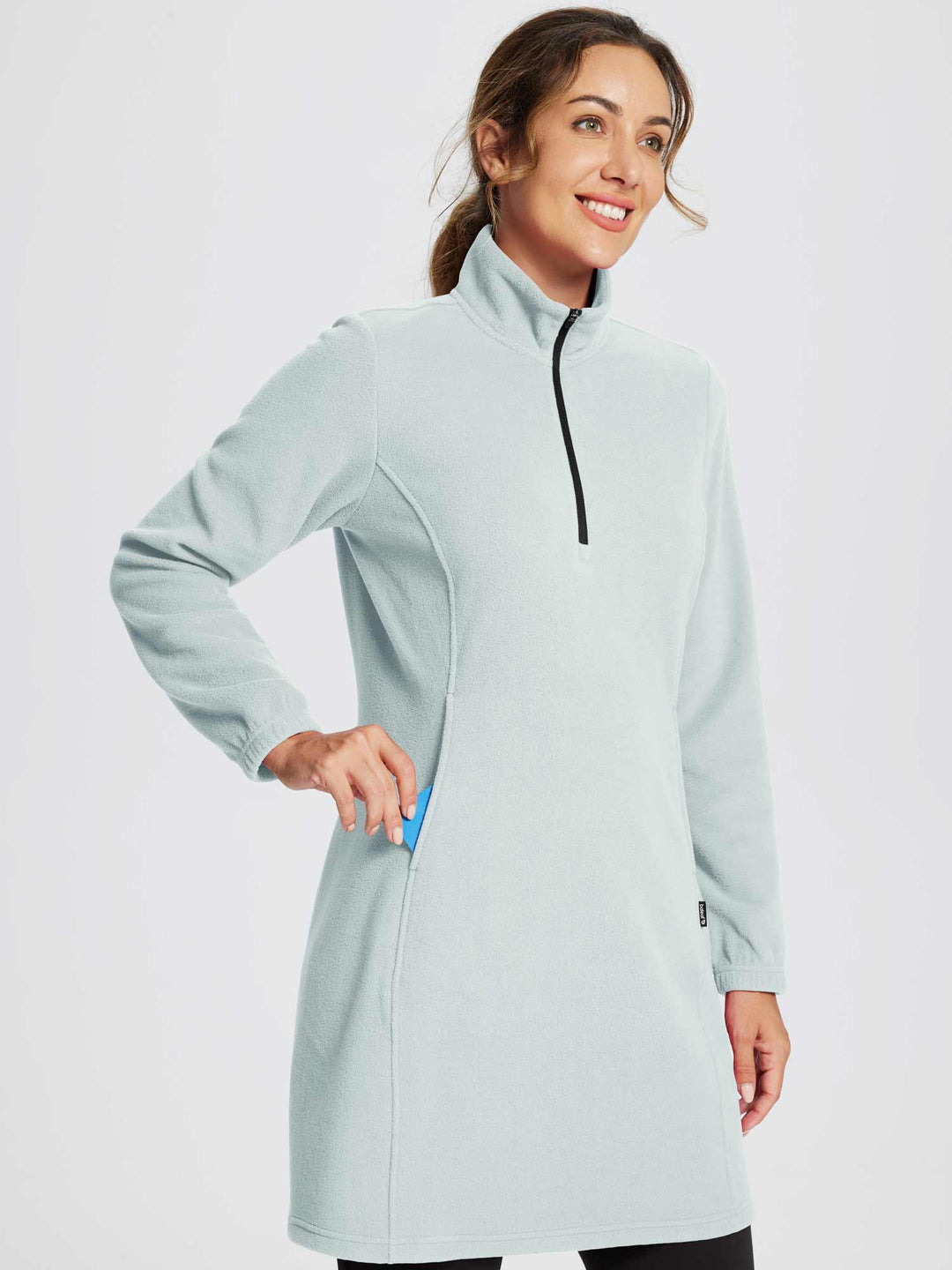 Abito donna invernale con mezza zip e collo alto. Tunica versatile con tasca per comfort quotidiano.