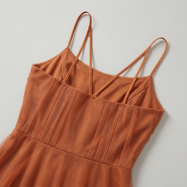 Abito midi donna elegante colore caramello, ideale per feste e occasioni speciali autunnali.