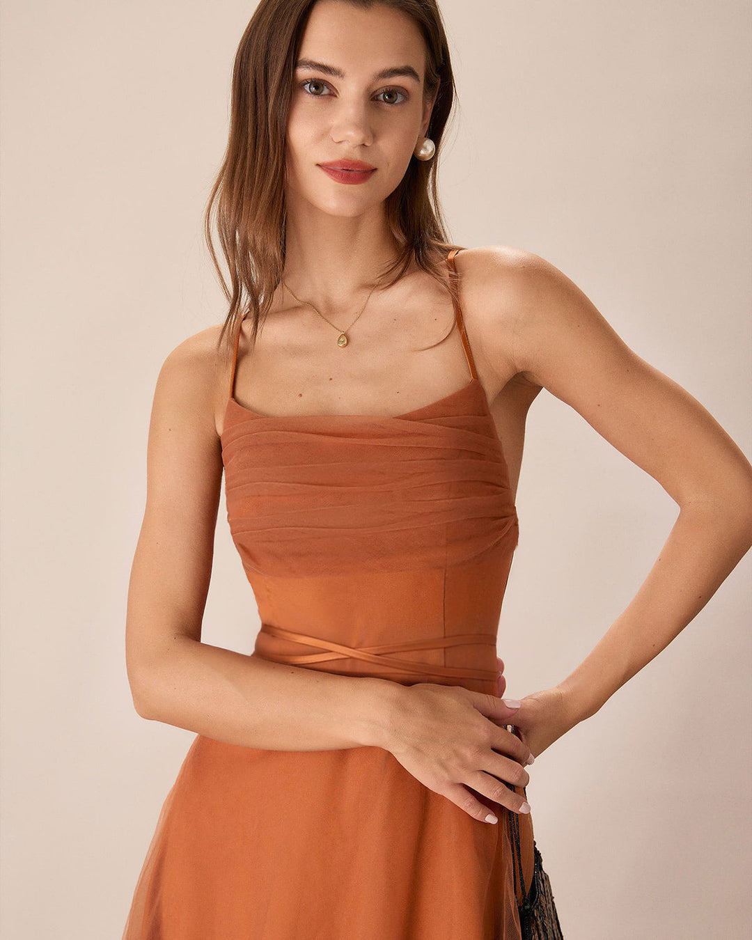 Abito midi elegante donna, design fluido, perfetto come vestito da sera o per feste autunnali.