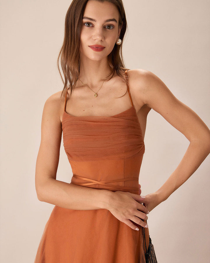 Abito midi elegante donna, design fluido, perfetto come vestito da sera o per feste autunnali.
