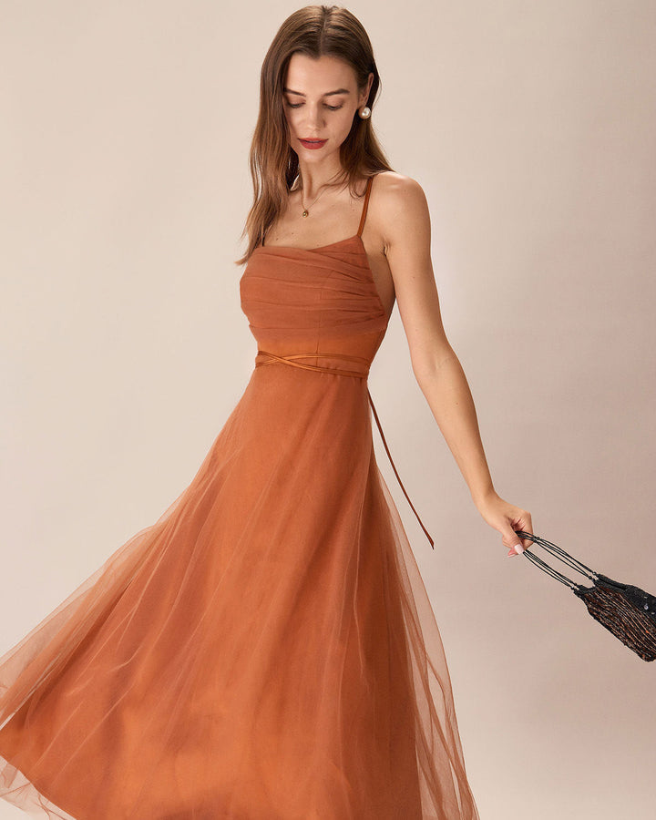 Abito da sera midi donna in caramello, per occasioni speciali e vestito elegante autunnale.