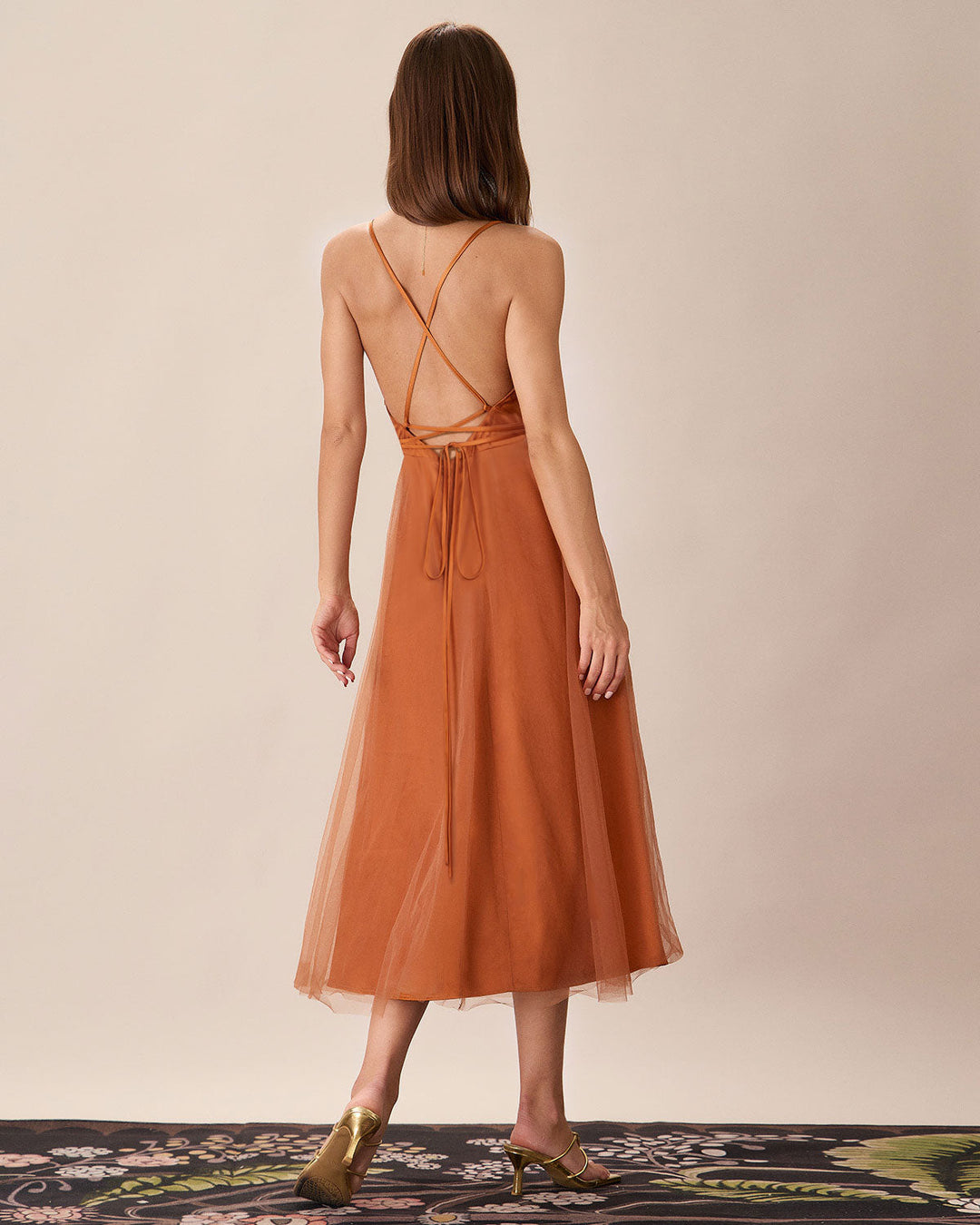 Abito donna elegante autunnale colore caramello, midi, ideale per feste e eventi formali.
