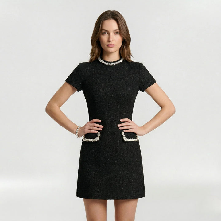 Mini abito donna nero elegante con perle decorative e tasche. Perfetto per festa, cocktail o sera. Vestito corto moda.