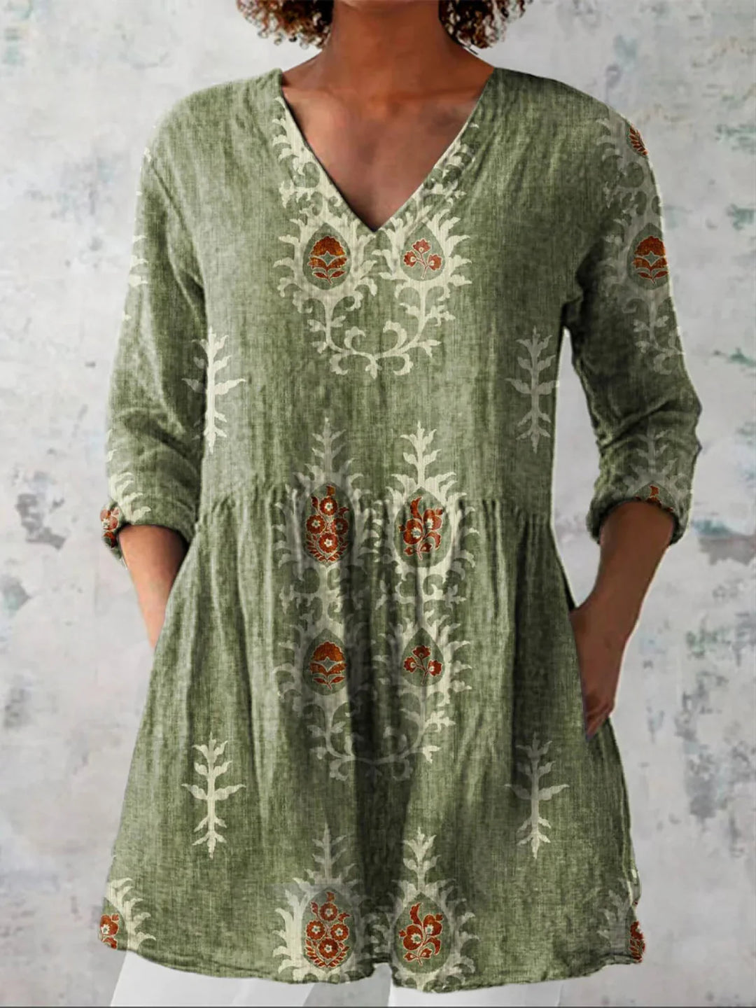 Blusa donna estiva con scollo a V e raffinato ricamo floreale. Maniche a tre quarti, perfetta per uno stile casual ed elegante.