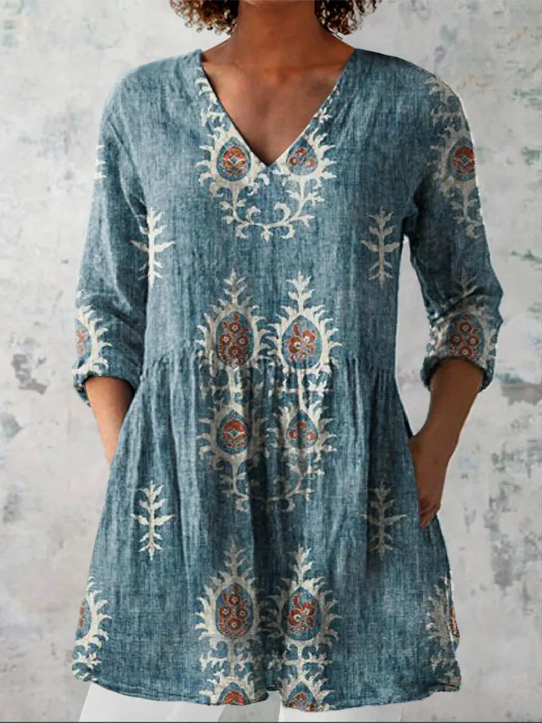 Blusa fluida da donna con scollo a V e ricami floreali, ideale per l'estate. Maniche a tre quarti per un look casual-elegante.