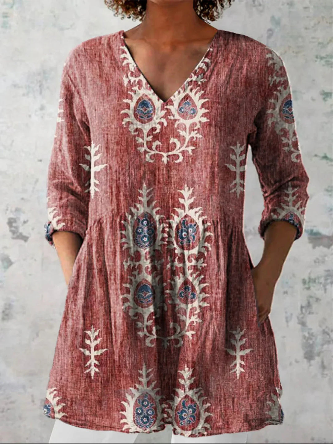 Elegante blusa donna con scollo a V, dettagli ricamati floreali e maniche a tre quarti. Un top estivo per la moda femminile.