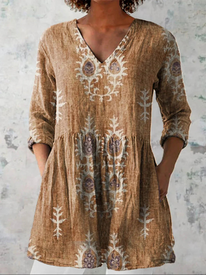 Abbigliamento donna: blusa casual con scollo a V ricamato e maniche a tre quarti. Un top estivo fluido per ogni occasione.