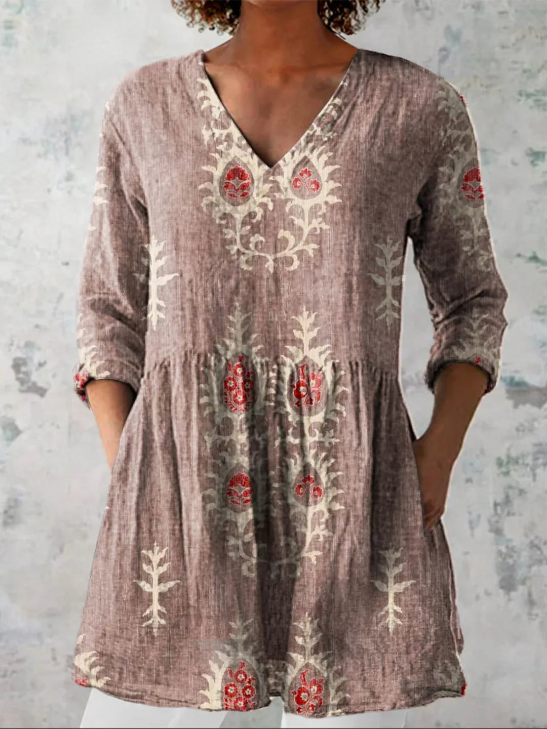 Moda femminile: blusa donna con scollo a V e delicato ricamo floreale. Maniche a tre quarti, ideale per un look estivo elegante.