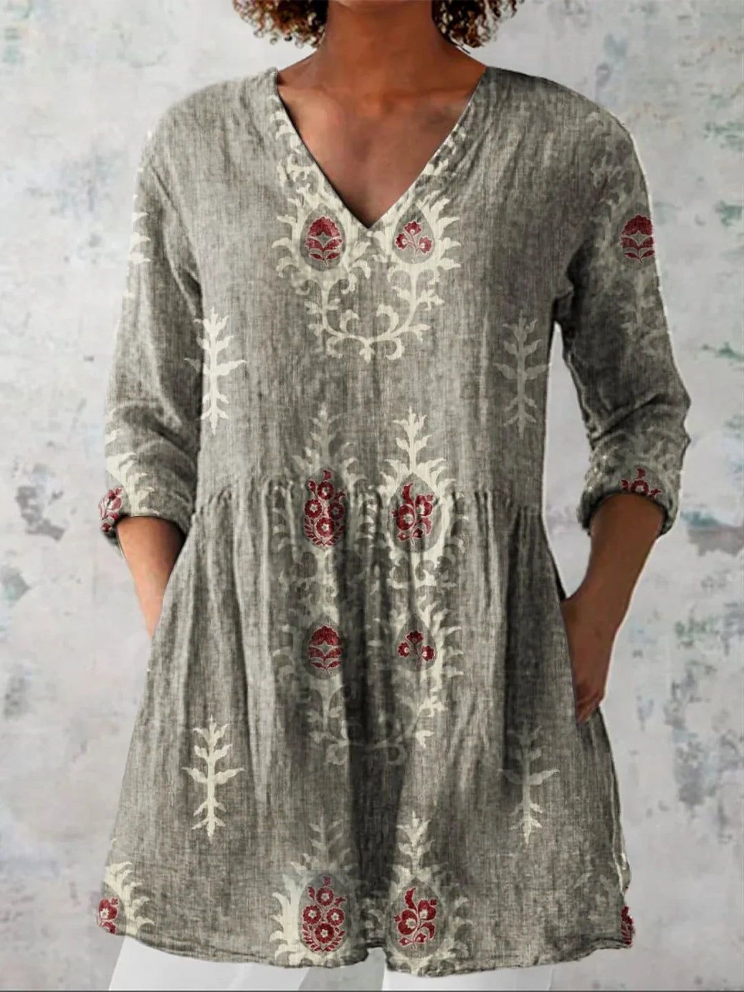 Blusa da donna con scollo a V ricamato e maniche a tre quarti. Top fluido estivo, perfetto per un look casual ed elegante.