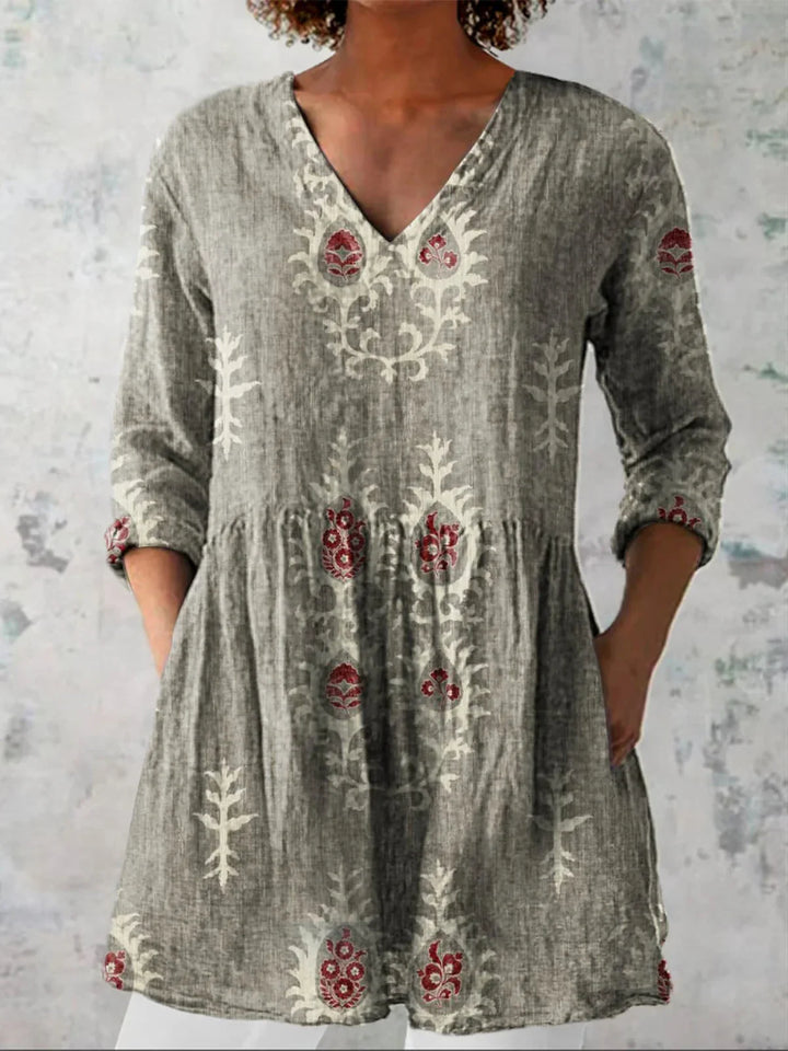 Blusa da donna con scollo a V ricamato e maniche a tre quarti. Top fluido estivo, perfetto per un look casual ed elegante.