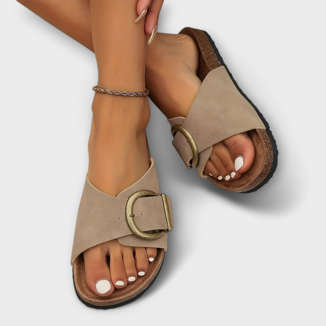 Ciabatte donna color crema con suola antiscivolo. Sandali estivi comodi e sicuri, ideali per mare e passeggio.