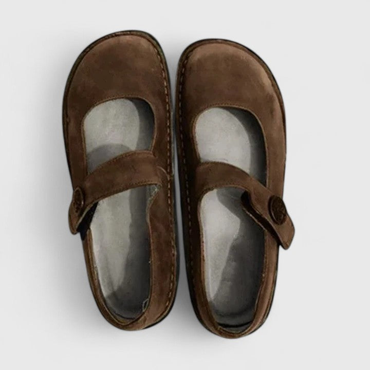 Eleganti Mary Jane basse da donna con cinturino regolabile, perfette per camminare con stile e comfort.