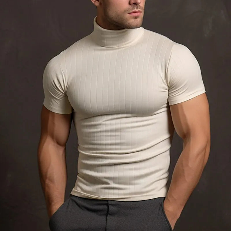 Morbida maglia dolcevita uomo slim fit, un capo versatile che unisce comfort ed eleganza maschile.