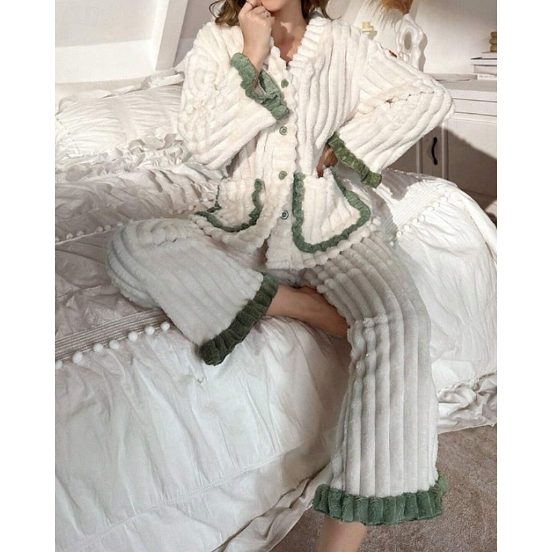 Set donna a coste bianco con top a volant e pantaloni vita elasticizzata, moda estiva.