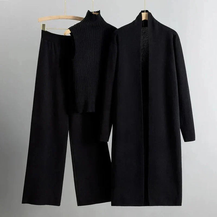 Completo donna tre pezzi con cardigan lungo, top collo alto e pantaloni ampi per comfort.