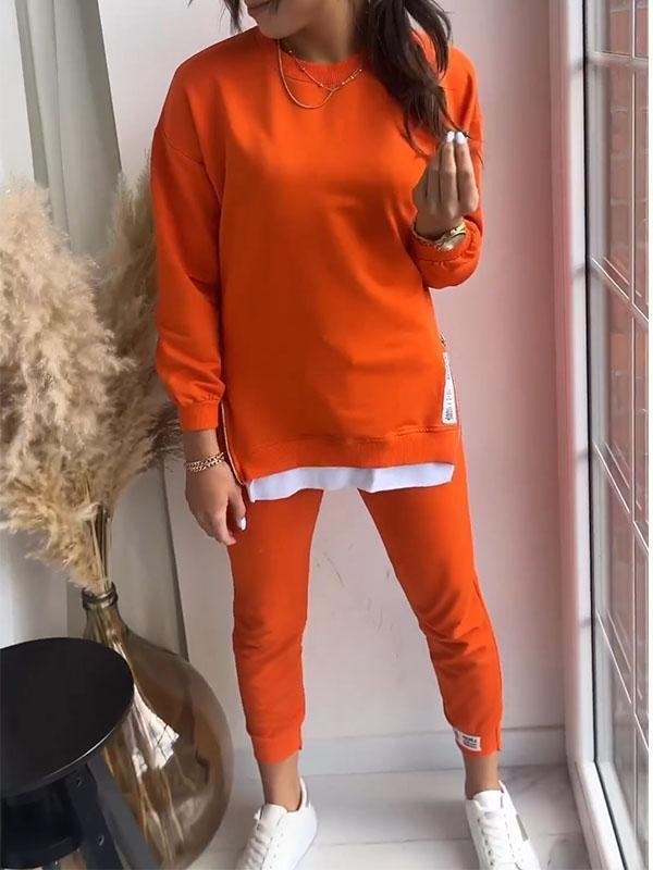 Tuta loungewear donna in cotone comoda, perfetta per il relax in casa o per un look casual all'aperto.