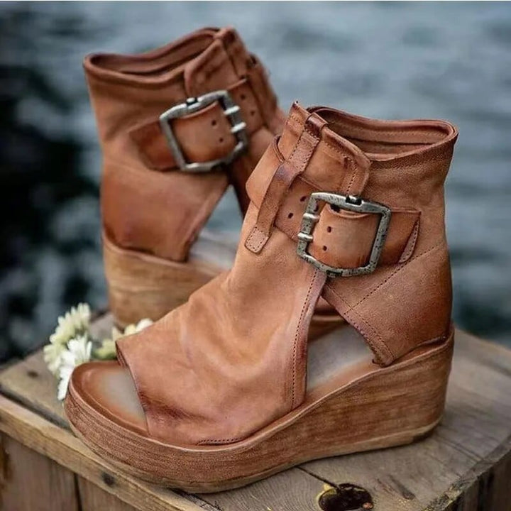 Stivali donna eleganti con plateau e punta aperta, tacco alto. Chic e versatili per moda donna.