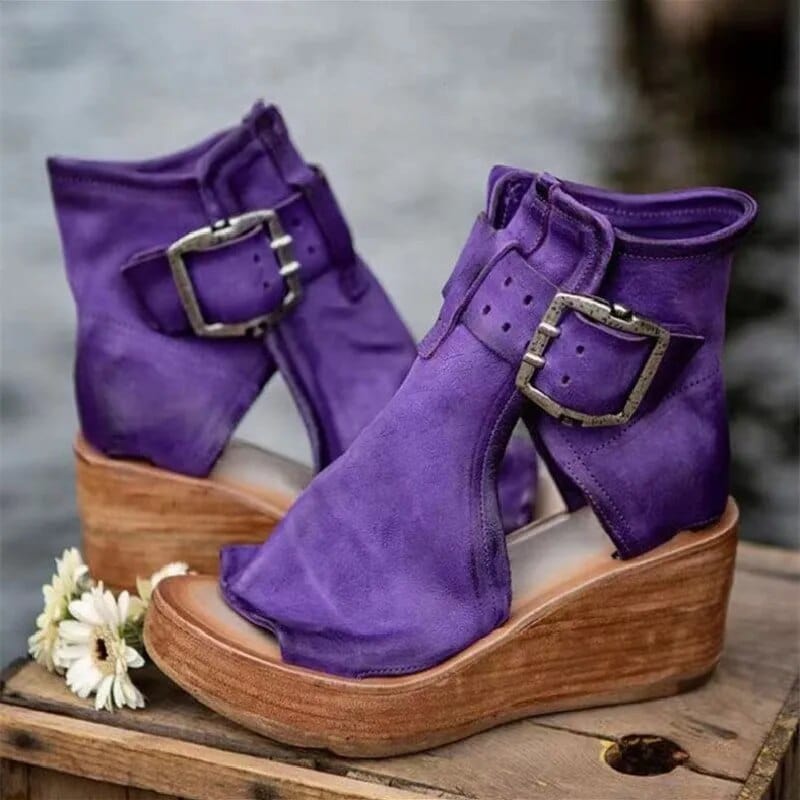 Comodi stivali donna con plateau e tacco alto, punta aperta. Zeppa e design elegante, perfetti per calzature moda.