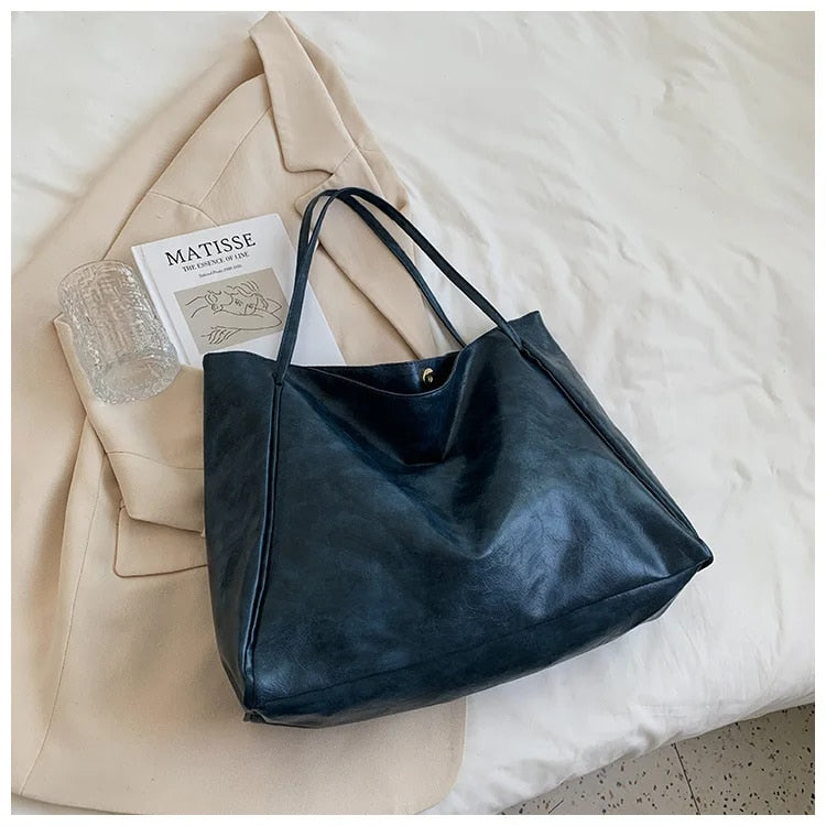 Borsa donna in pelle, grande e sofisticata, con tracolla regolabile per comfort e stile chic.
