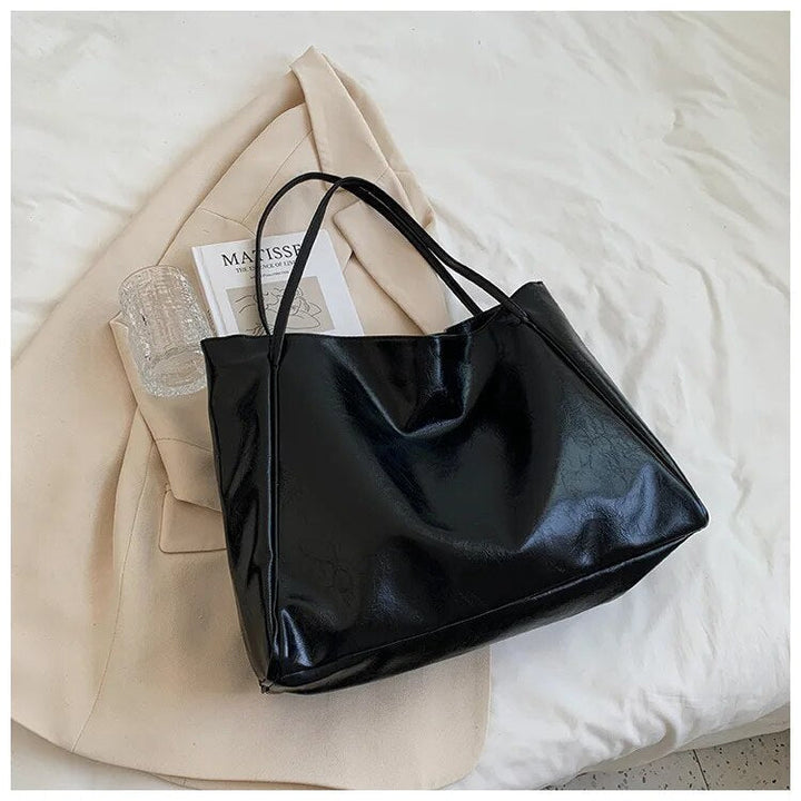 Borsa a tracolla da donna, capiente e in pelle, un accessorio moda versatile ed elegante.