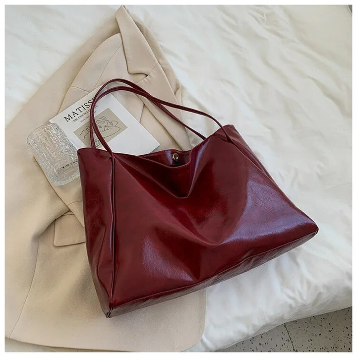 Borsa a tracolla da donna in pelle, spaziosa ed elegante, ideale per il lavoro o il tempo libero.