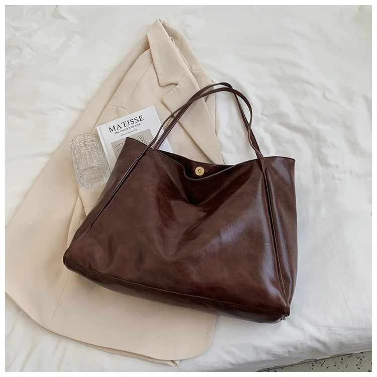 Borsa grande in pelle per donna, accessorio moda chic che completa ogni look elegante con stile.
