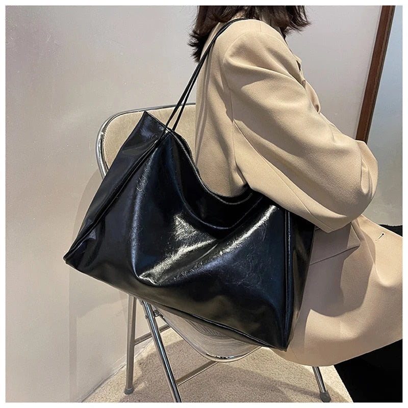 Borsa a tracolla grande da donna in pelle, design elegante e chic per ogni occasione di moda.