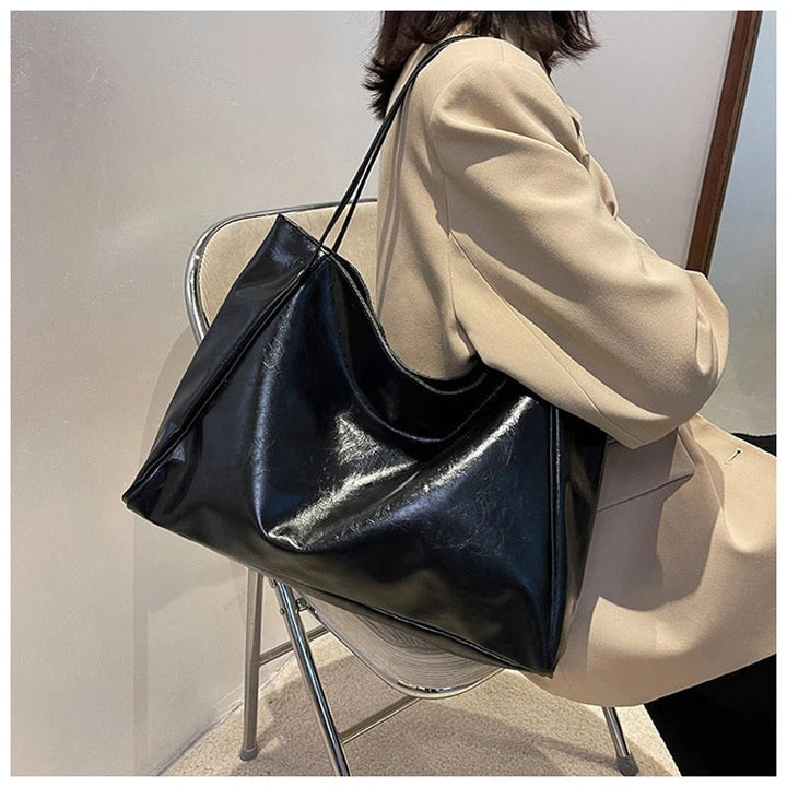 Borsa a tracolla grande da donna in pelle, design elegante e chic per ogni occasione di moda.