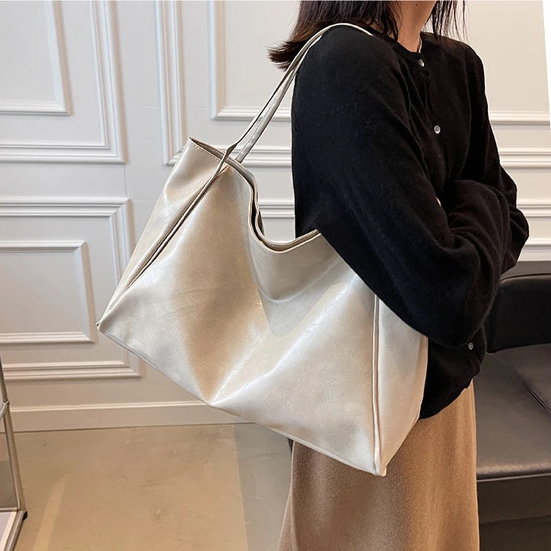 Borsa donna grande in vera pelle di alta qualità, accessorio moda quotidiano con tracolla.