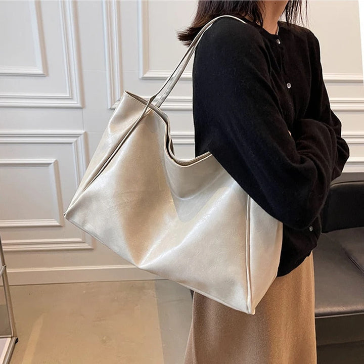 Borsa donna grande in vera pelle di alta qualità, accessorio moda quotidiano con tracolla.