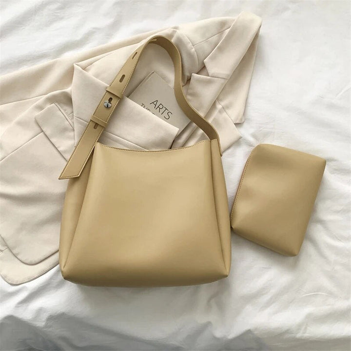 Borsa a tracolla nera, compatta e minimalista, ideale come accessorio quotidiano unisex.