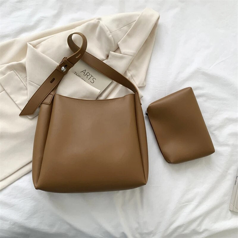 Borsa a tracolla unisex beige, minimalista, versatile e perfetta per viaggio o uso quotidiano.
