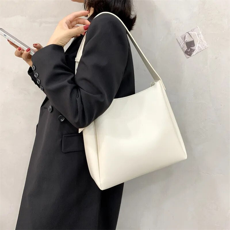 Borsa a tracolla beige unisex, design versatile e minimal per ogni outfit.
