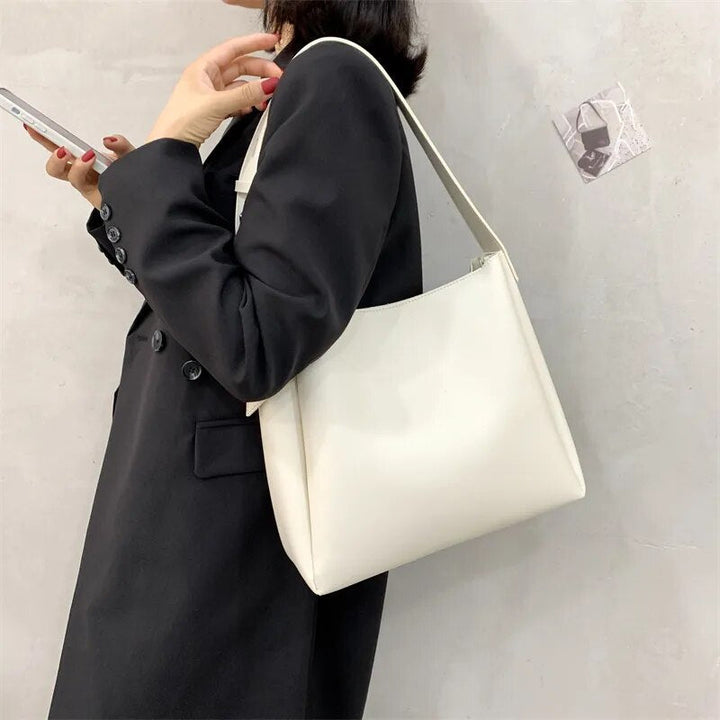 Borsa a tracolla beige unisex, design versatile e minimal per ogni outfit.