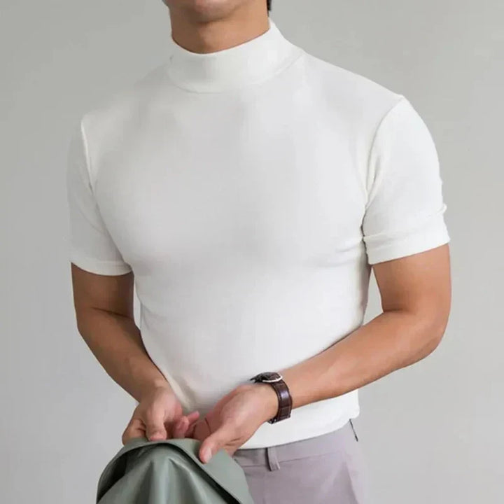 Elegante maglietta uomo a collo alto, essenziale per la moda autunno inverno. Design versatile per ogni occasione, vestibilità comoda.
