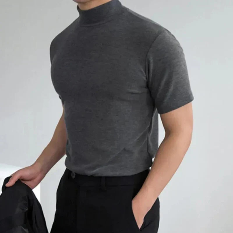 T-shirt uomo collo alto invernale in tessuto morbido, perfetta per outfit casual autunnali ed eleganti. Massima comodità.