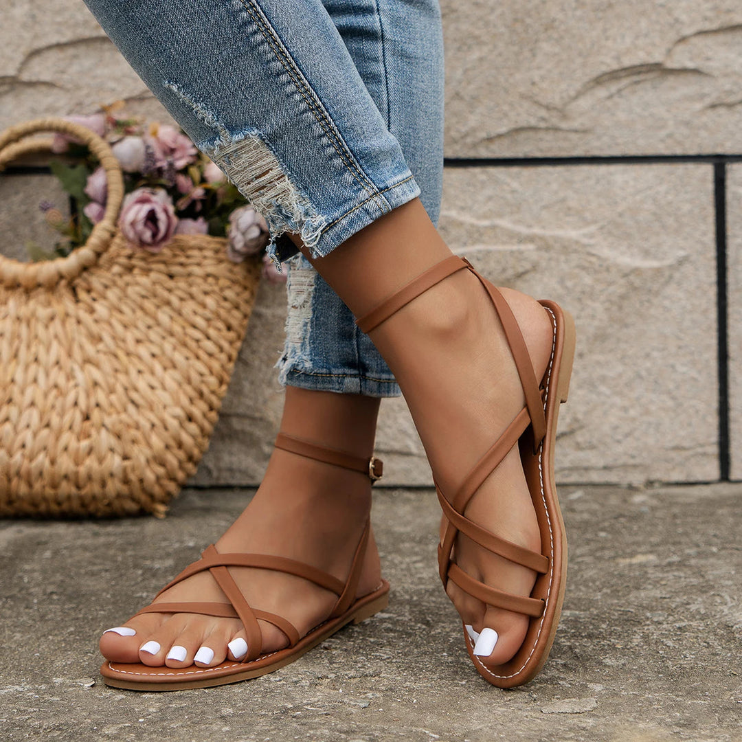 Sandali flat marroni da donna, ideali per un comfort duraturo e uno stile casual-elegante in ogni giornata estiva.