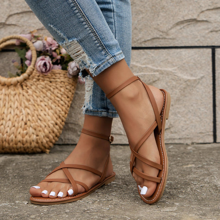 Sandali flat marroni da donna, ideali per un comfort duraturo e uno stile casual-elegante in ogni giornata estiva.