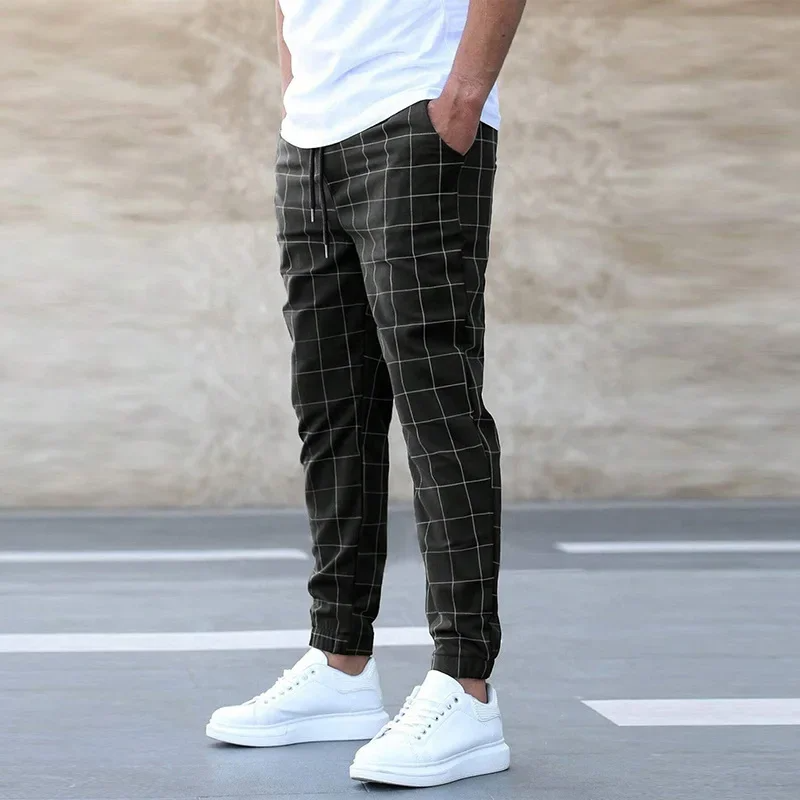 Pantaloni uomo jogger a quadri, vestibilità affusolata. Vita elasticizzata, essenziali per un look streetwear moderno.