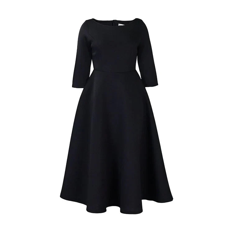 Donna indossa abito midi estivo elegante e leggero, ideale per un brunch primaverile all'aperto.
