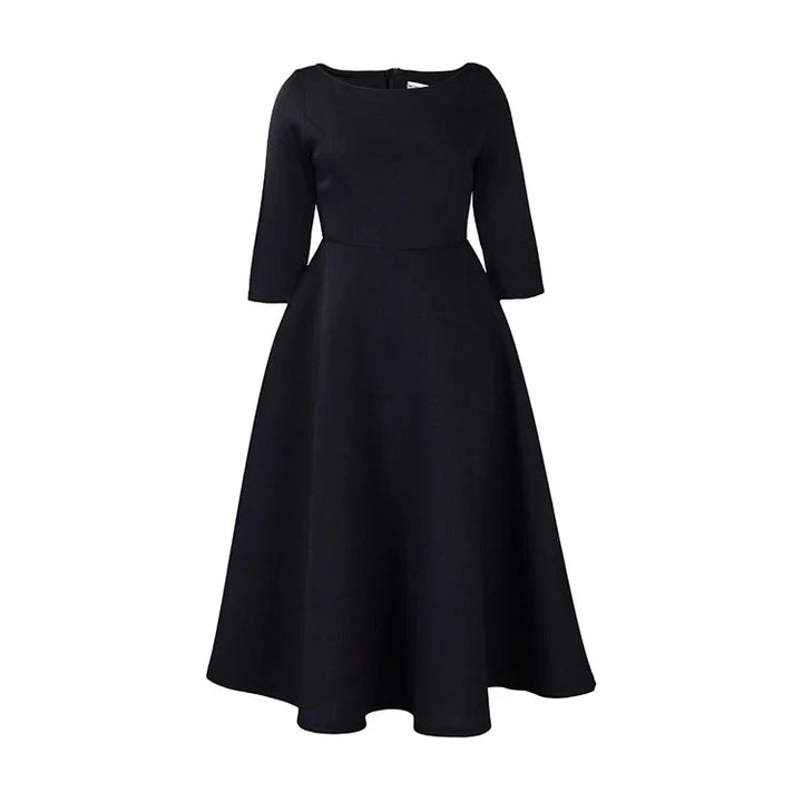 Donna indossa abito midi estivo elegante e leggero, ideale per un brunch primaverile all'aperto.
