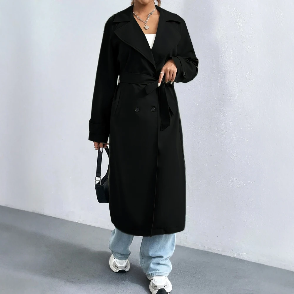 Trench donna nero elegante e lungo, modello doppiopetto. Cappotto versatile per abbigliamento donna, look sofisticato.