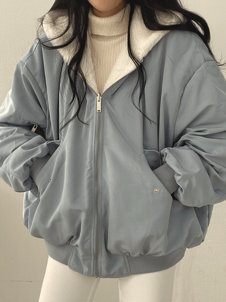 Bomber donna blu, taglio oversize, con cappuccio e interno in morbido pile.