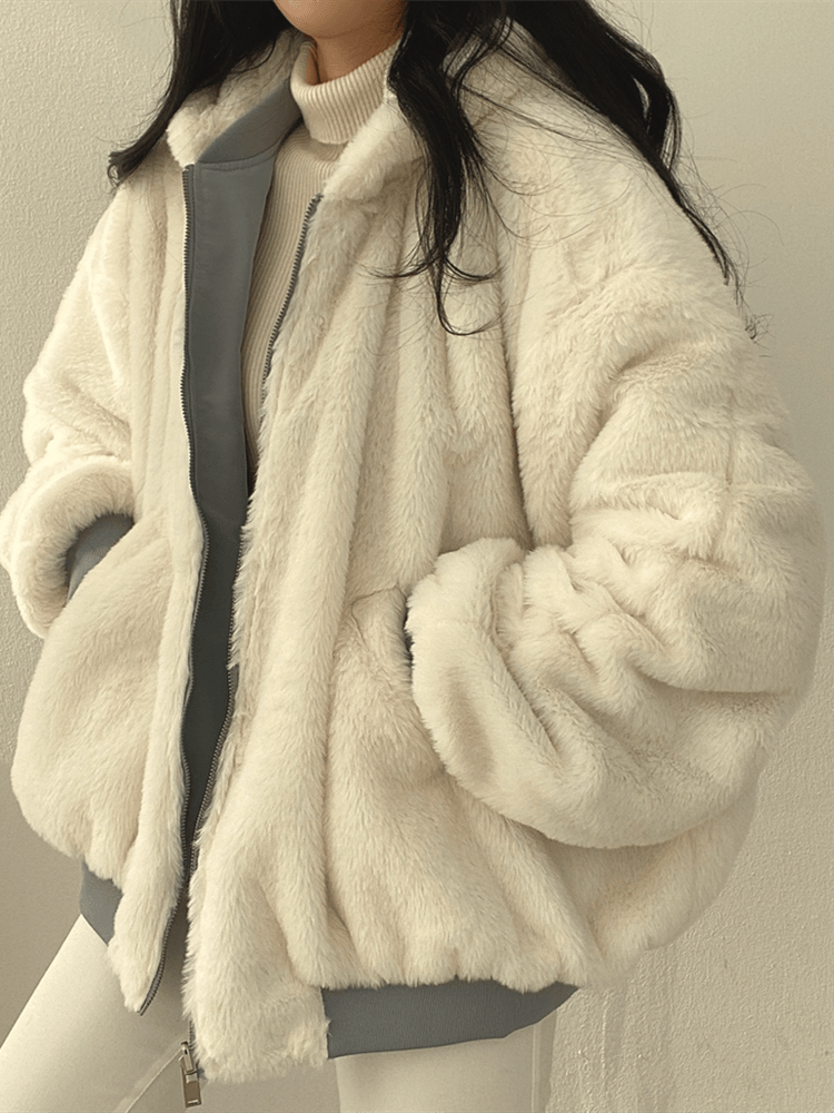 Giacca oversize donna nera, stile bomber, con caldo pile e pratico cappuccio.